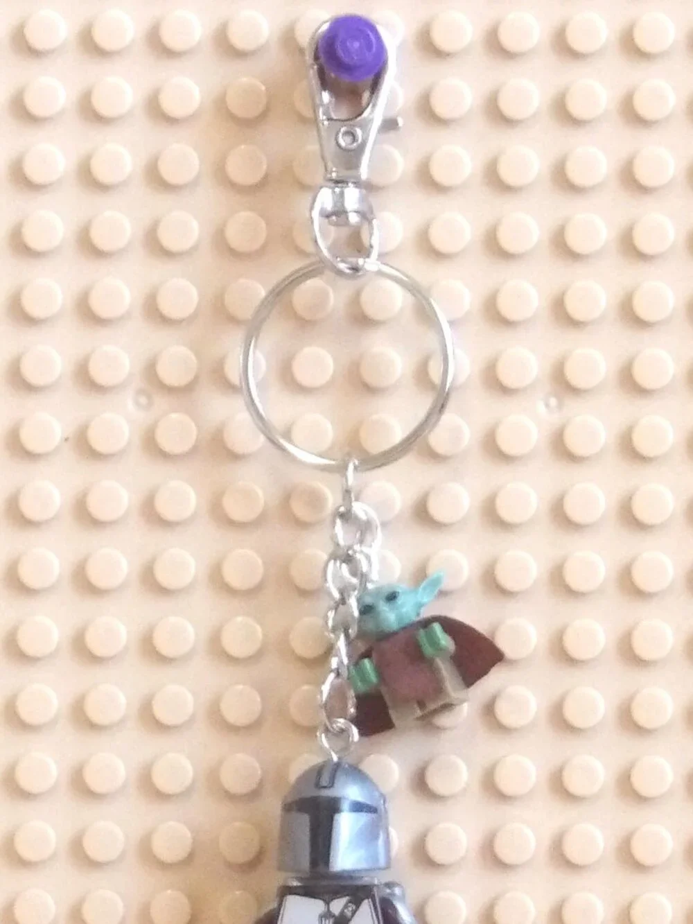 Minifigure Keychain- Star Wars The MANDALORIAN Mando CHILD Grogu Charm Stand New